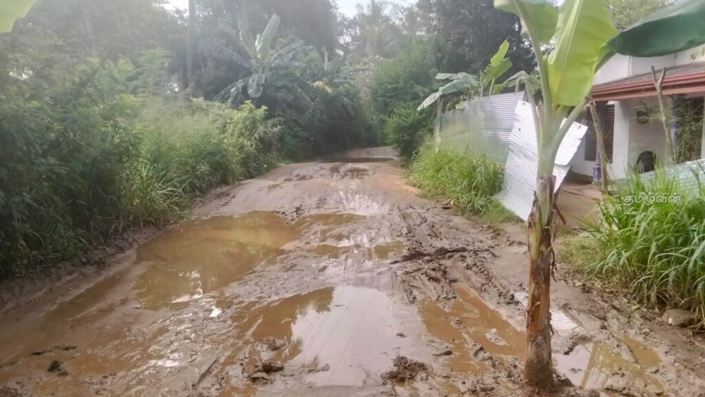 மணல் லொறிகளால் வீதி சேதம்